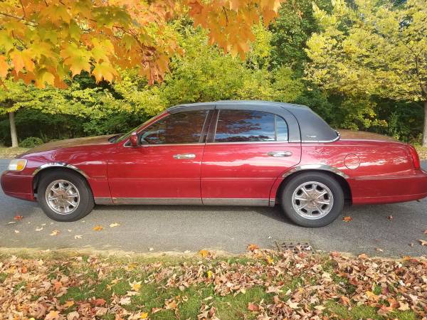 1999 Lincoln Towncar V8 loaded town car 94k for sale in Coventry, CT