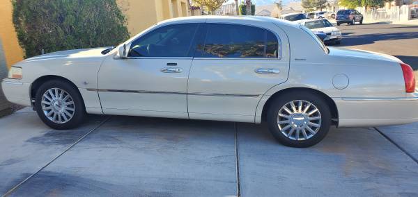 lincoln town car - cars & trucks - by owner - vehicle automotive sale for sale in Blue Diamond, NV