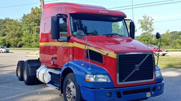 2014 VOLVO VNM630 MIDROOF SLEEPER 365K MILE SUPER CLEAN $32900 for sale in Wappingers Falls, NY – photo 4