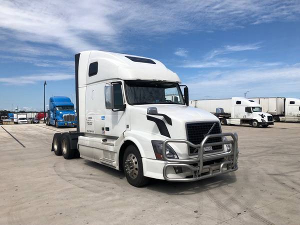 2015 Volvo VNL64T670 I-shift for sale by owner. for sale in Dundee, WI – photo 11