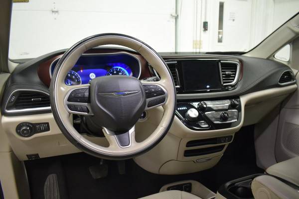 2020 Chrysler Pacifica Limited - - by dealer - vehicle for sale in Shawnee, MO – photo 19