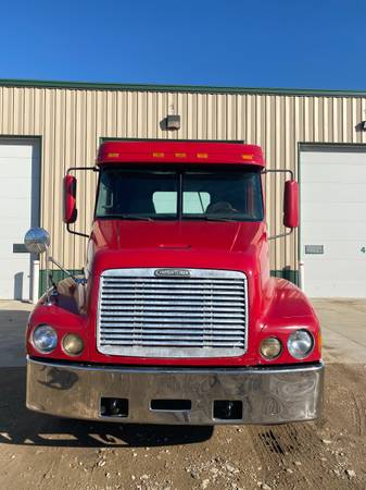2000 Freightliner Columbia Day Cab - cars & trucks - by owner -... for sale in Alton, SD – photo 2