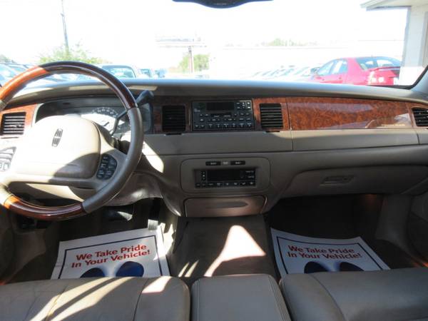 2002 Lincoln Town Car Signature Series - Auto/Wheels/Leather - SALE!! for sale in Des Moines, IA – photo 11