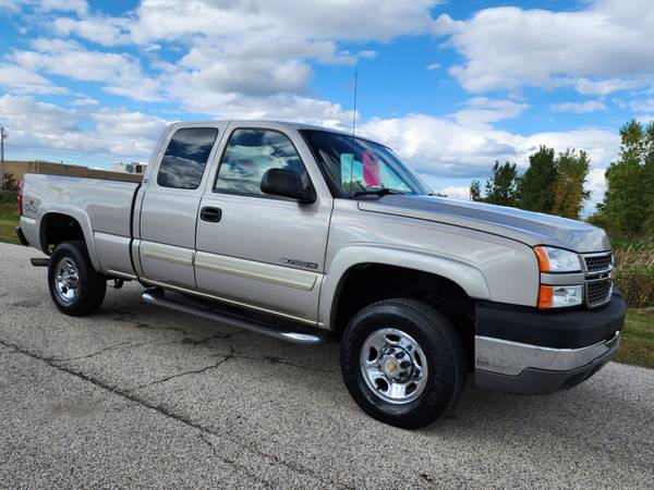 2005 Chevy Silverado 2500hd Ext Cab 4x4 - - by dealer for sale in Green Bay, WI – photo 3