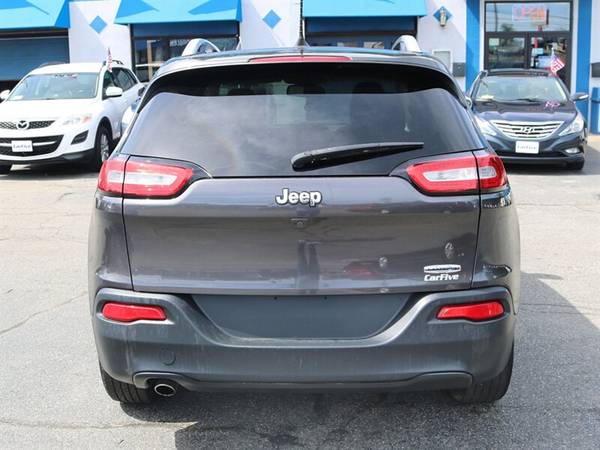 2017 Jeep Cherokee Latitude - BLUETOOTH - BACK UP CAMERA & MORE for sale in Salem, MA – photo 4