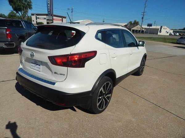 2017 Nissan Rogue Sport SL - - by dealer - vehicle for sale in Johnston, IA – photo 5