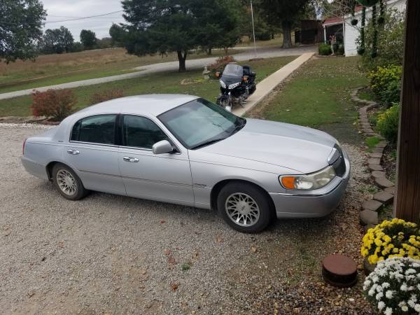 Clean Lincoln town car - cars & trucks - by owner - vehicle... for sale in Marmaduke, AR