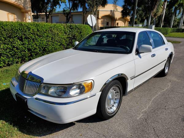 1998 Lincoln Town car Executive Model with very low miles @ (84,000)... for sale in Fort Myers, FL – photo 2