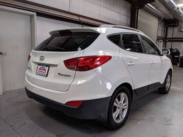 2011 Hyundai Tucson FWD, Low Miles, Cold AC!!! for sale in Madera, CA – photo 3