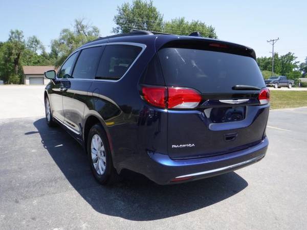 2017 Chrysler Pacifica FWD Touring-L Minivan 4D Trades Welcome Financi for sale in Harrisonville, MO – photo 7