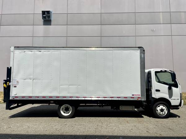 3 2019 Hino 195 20ft box trucks liftgate for sale in Clifton, NJ – photo 17