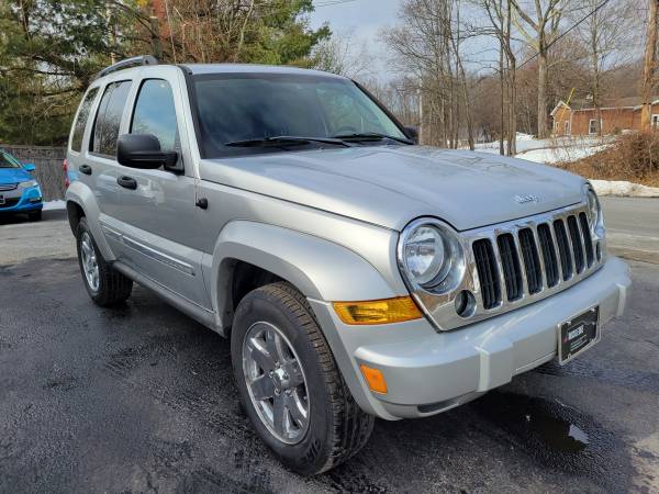 2005 Jeep Liberty Limited 4x4 Only 90k miles! Very Clean! - cars & for sale in Hyde Park, NY