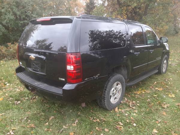 2007 Chevy Suburban LS 4x4 Nine Passenger SUV Chevrolet - cars & for sale in Neenah, WI – photo 3
