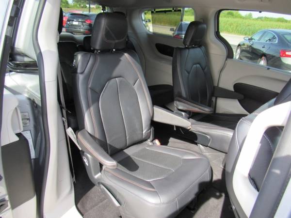 2018 Chrysler Pacifica Touring L for sale in Grayslake, IL – photo 16