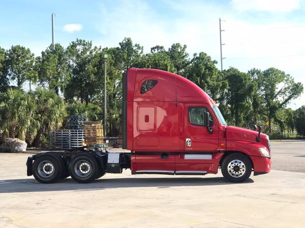2013 Freightliner Cascadia 125 Low Milage sleeper semi truck Cummins I for sale in Chattanooga, TN – photo 6
