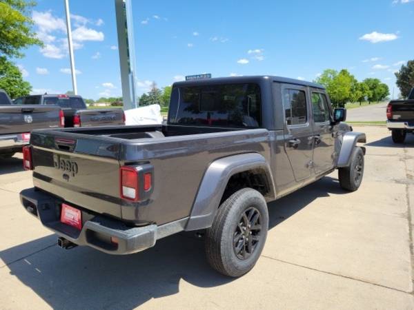 New 2022 Jeep Gladiator 4WD 4D Crew Cab/Truck - - by for sale in Waterloo, IA – photo 5