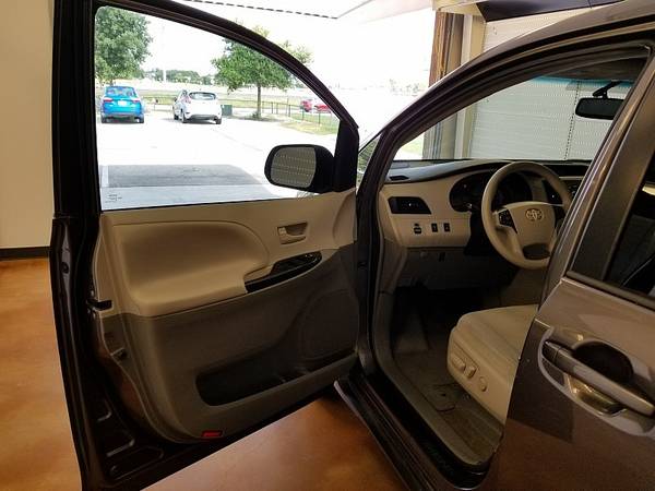 2012 Toyota Sienna 4d Wagon LE V6 w/Auto Access Seat CALL FOR DETAILS for sale in Kyle, TX – photo 9