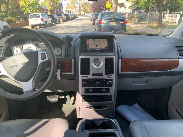 2009 Chrysler town and country for sale in Brooklyn, NY – photo 13