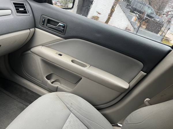 Clean Low Miles Ford Fusion SE for sale in Alexandria, District Of Columbia – photo 8