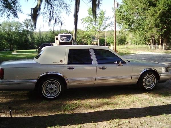 Must sell Lincoln Town car for sale in Other, FL – photo 3