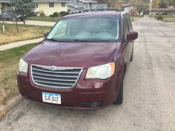 08 Chrysler Town and Country for sale in Cedar Rapids, IA