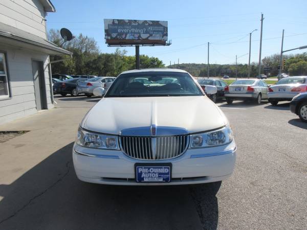 2002 Lincoln Town Car Signature Series - Auto/Wheels/Leather - SALE!! for sale in Des Moines, IA – photo 3