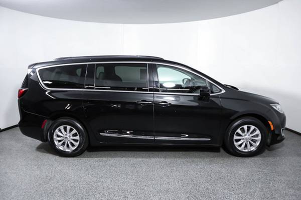 2017 Chrysler Pacifica, Brilliant Black Crystal Pearlcoat for sale in Wall, NJ – photo 6