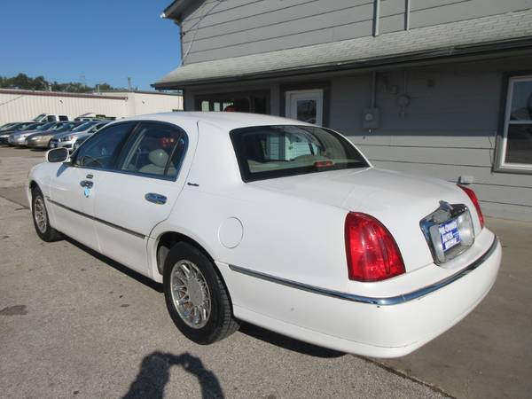 2002 Lincoln Town Car Signature Series - Auto/Wheels/Leather - SALE!! for sale in Des Moines, IA – photo 8