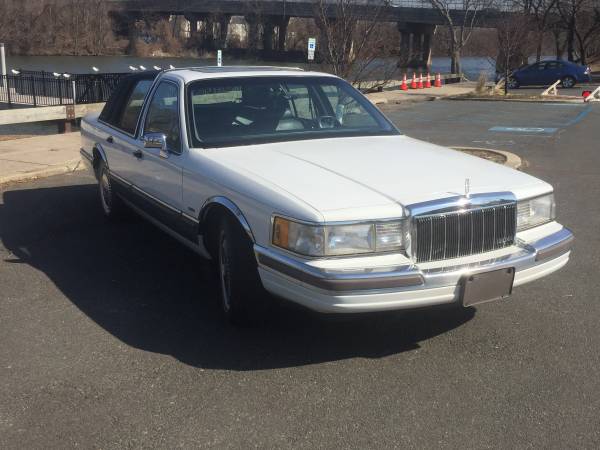 1990 Lincoln Town Car MINT SUNROOF LOW MILES EVERYTHING WORKS - cars for sale in South Plainfield, NJ – photo 4
