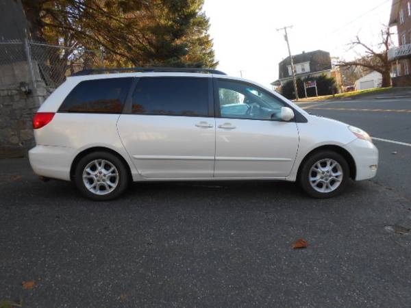2006 Toyota Sienna XLE 3rd Row Leather Carfax Report w/Service... for sale in Seymour, CT – photo 5