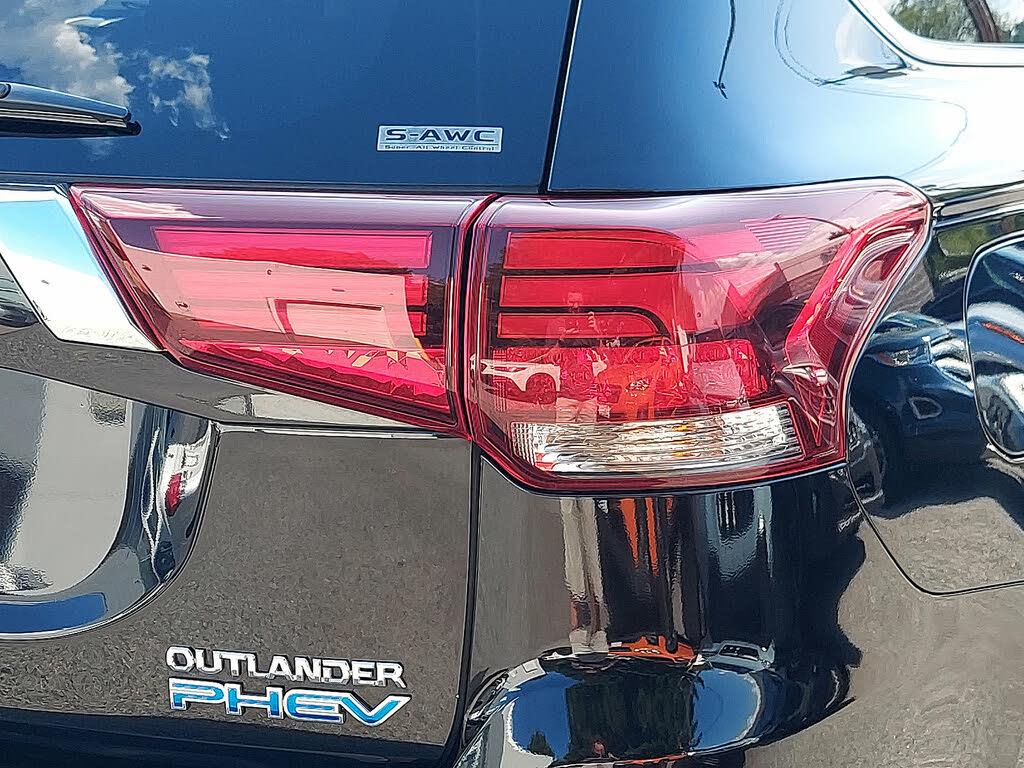 2018 Mitsubishi Outlander Hybrid Plug-in SEL S-AWC AWD for sale in Wilmington, DE – photo 20