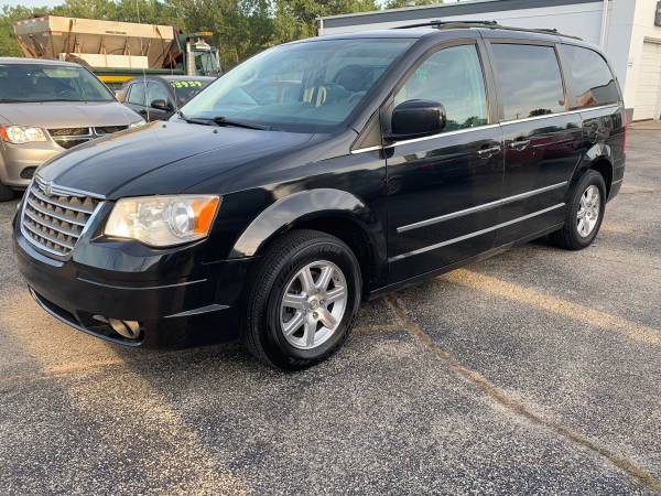 2009 Chrysler Town and Country Touring, WARRANTY/FINANCE AVAILABLE for sale in Kenosha, WI