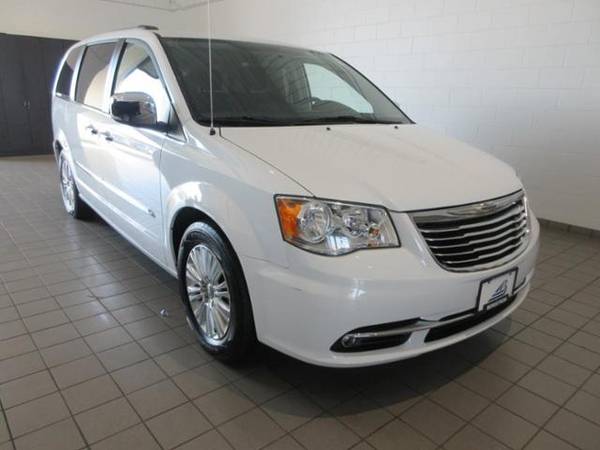 2016 CHRYSLER TOWN & COUNTRY - - by dealer - vehicle for sale in Green Bay, WI