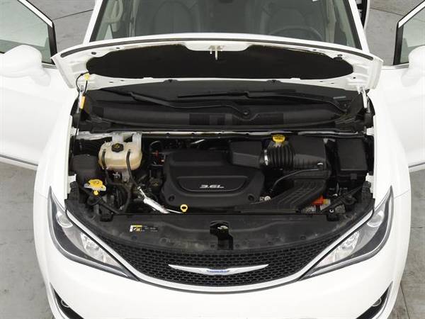 2018 Chrysler Pacifica Touring L Minivan 4D mini-van White - FINANCE for sale in Atlanta, GA – photo 4