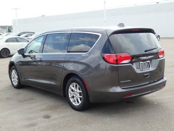 2017 Chrysler Pacifica mini-van Touring (Granite Crystal for sale in Sterling Heights, MI – photo 6