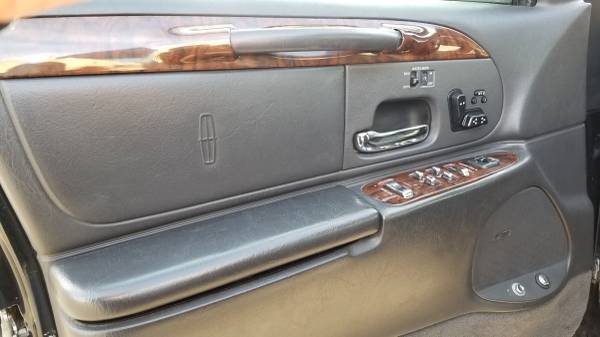 1998 Lincoln Town Car Signature; 1 Family Owned - - by for sale in Klamath Falls, OR – photo 10
