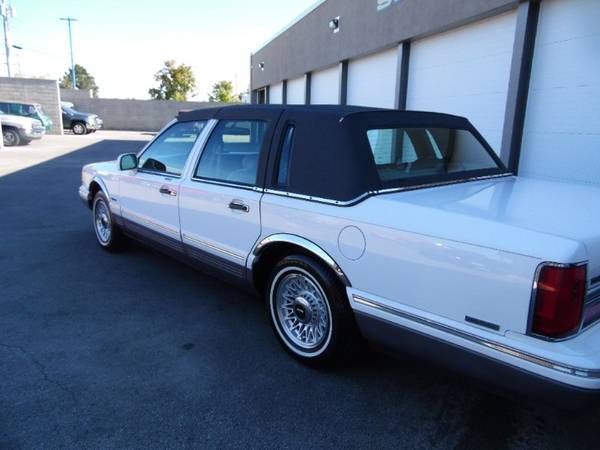 1997 Lincoln Town Car Signature - - by dealer for sale in Dayton, OH – photo 6