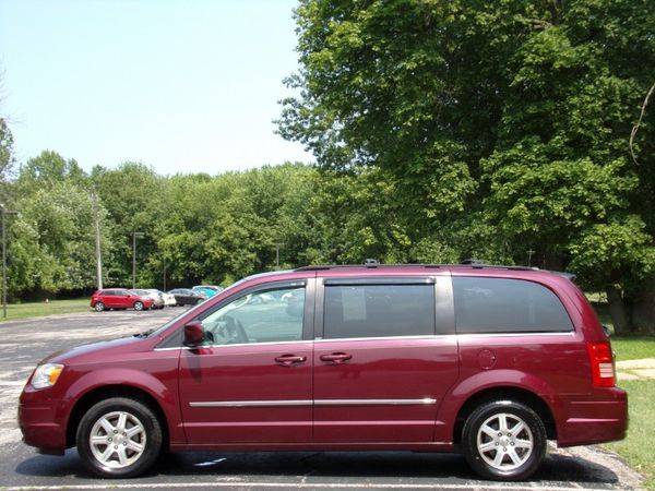 2009 Chrysler Town Country Touring for sale in Madison , OH – photo 11