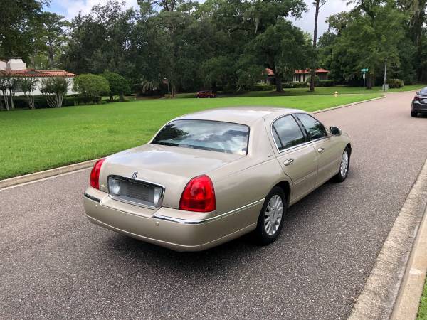 2005 Lincoln Town Car Very Clean No issues Clean title - cars & for sale in Jacksonville, FL – photo 5