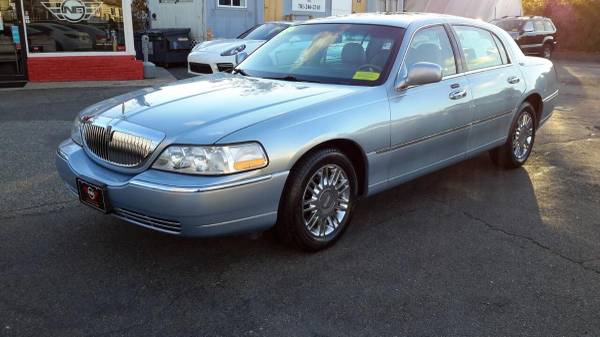 2006 Lincoln Town Car Signature Limited 4dr Sedan - SUPER CLEAN!... for sale in Wakefield, MA – photo 2