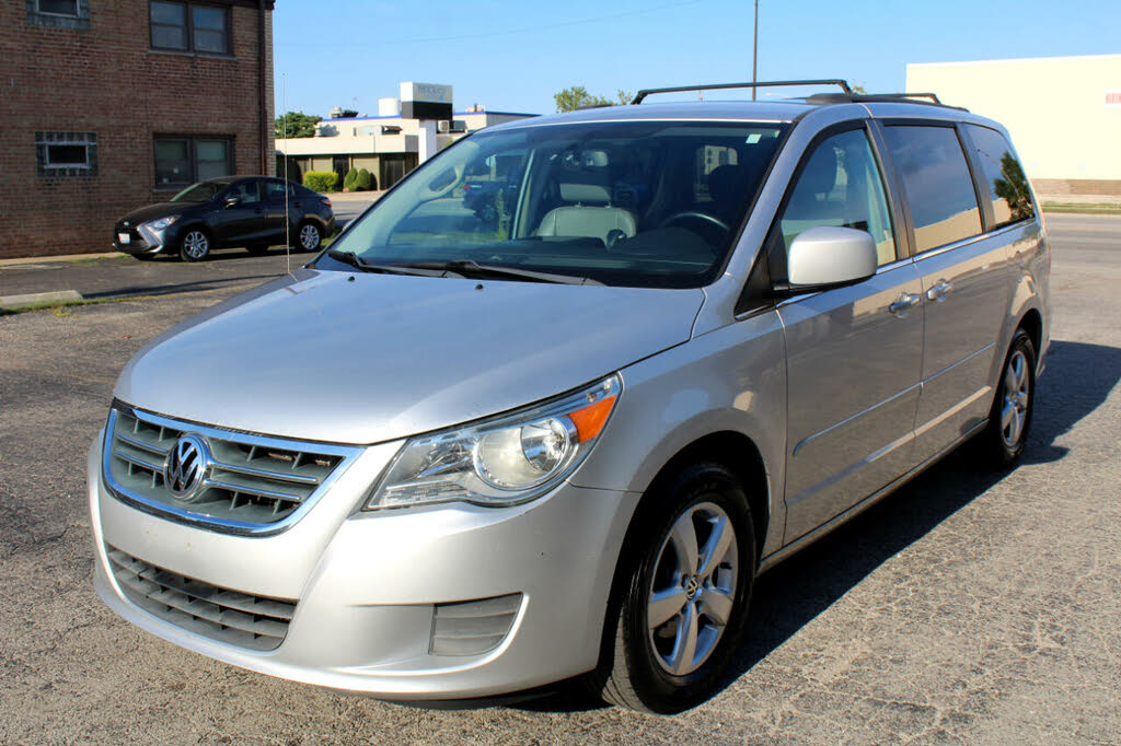 2011 Volkswagen Routan SE with RSE for sale in Summit, IL – photo 4