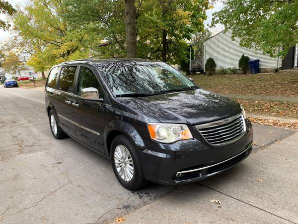 2013 Chrysler town country limited for sale in Dublin, OH