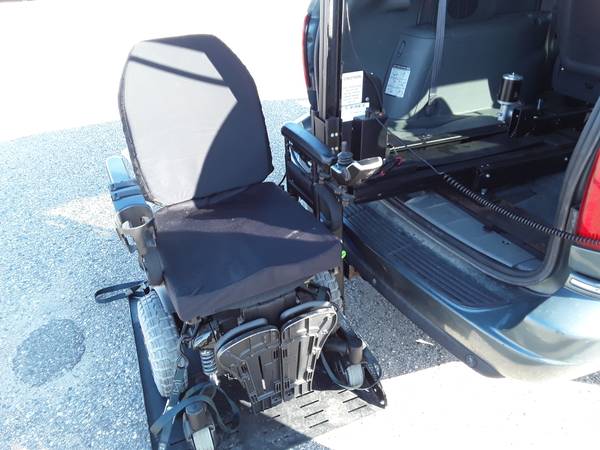 2005 CHRYSLER TOWN N COUNTRY WHEEL CHAIR AND LIFT for sale in Litchfield, MN – photo 8