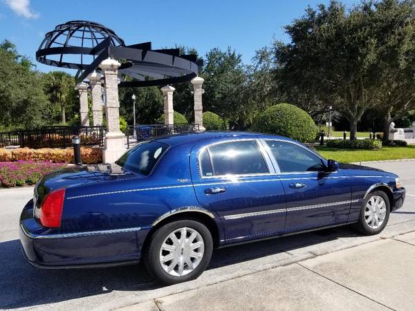 2011 Lincoln Town Car Signature Limited **LOOK** for sale in Altamonte Springs, FL – photo 2