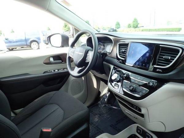 2017 Chrysler Pacifica mini-van Touring (Granite Crystal for sale in Sterling Heights, MI – photo 14