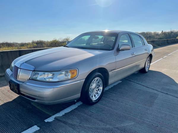 1999 Lincoln Towncar - - by dealer - vehicle for sale in Macon, GA – photo 2