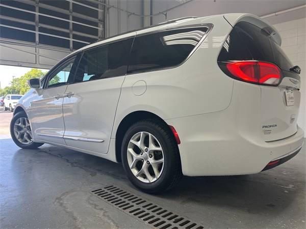 2020 Chrysler Pacifica FWD 4D Passenger Van/Minivan/Van Touring L for sale in Indianapolis, IN – photo 6