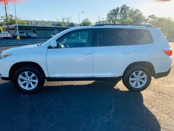 2013 Toyota Highlander Plus 4dr SUV suv White for sale in Fayetteville, AR – photo 4