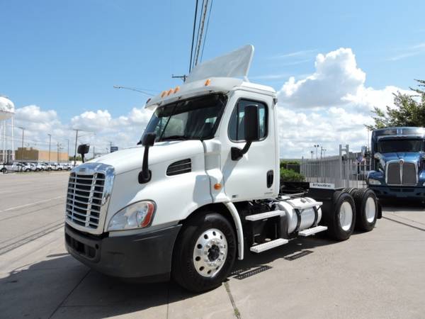 2011 FREIGHTLINER CASCADIA DAYCAB DD13 with for sale in Grand Prairie, TX – photo 2