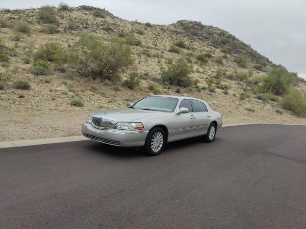 2005 Lincoln Town Car signature series clean title one owner car for sale in Phoenix, AZ